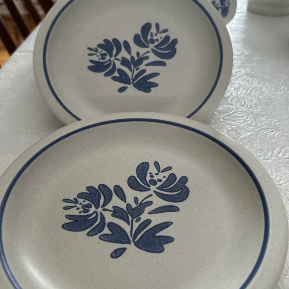 Set Of 2 Pfaltzgraff Yorktowne 6 7/8" Salad Bread Dessert Plates Blue Floral USA